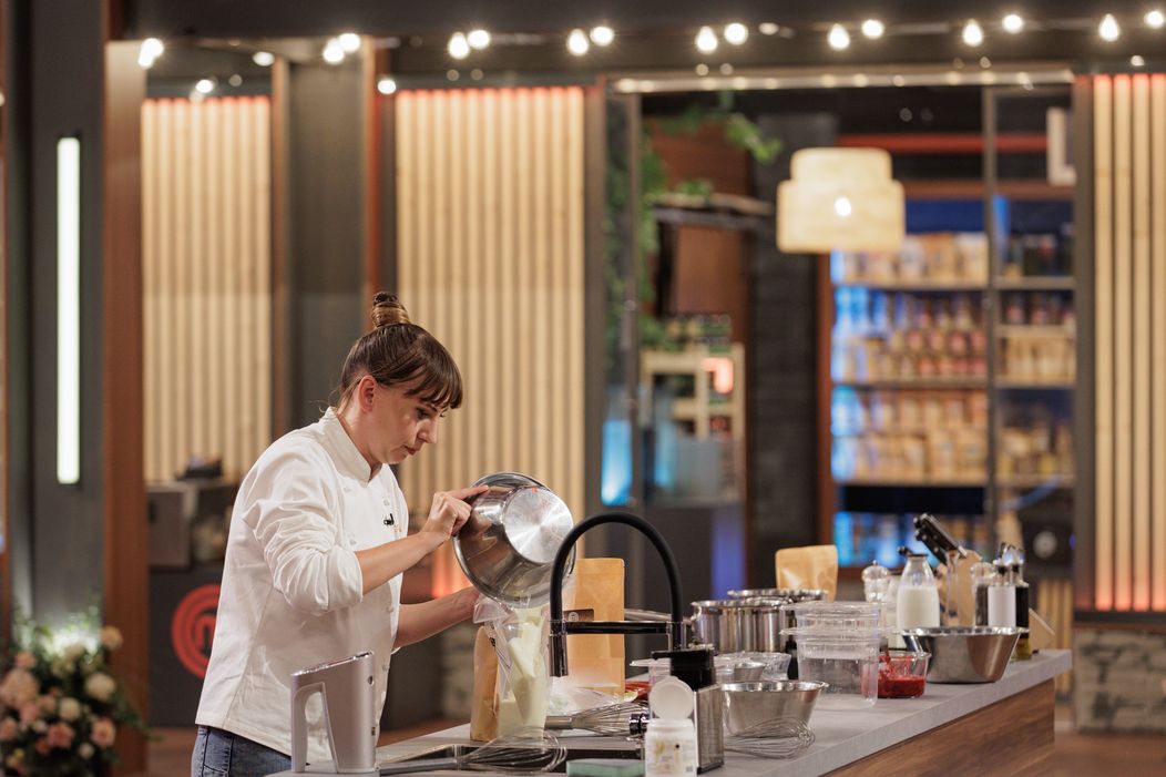 Finala MasterChef România, 16 decembrie 2025. Începe proba desertului, cea care poate decide totul. Emoțiile finaliștilor ating cote maxime atunci când Florin Dumitrescu pune trofeul pe bancul fi (6)