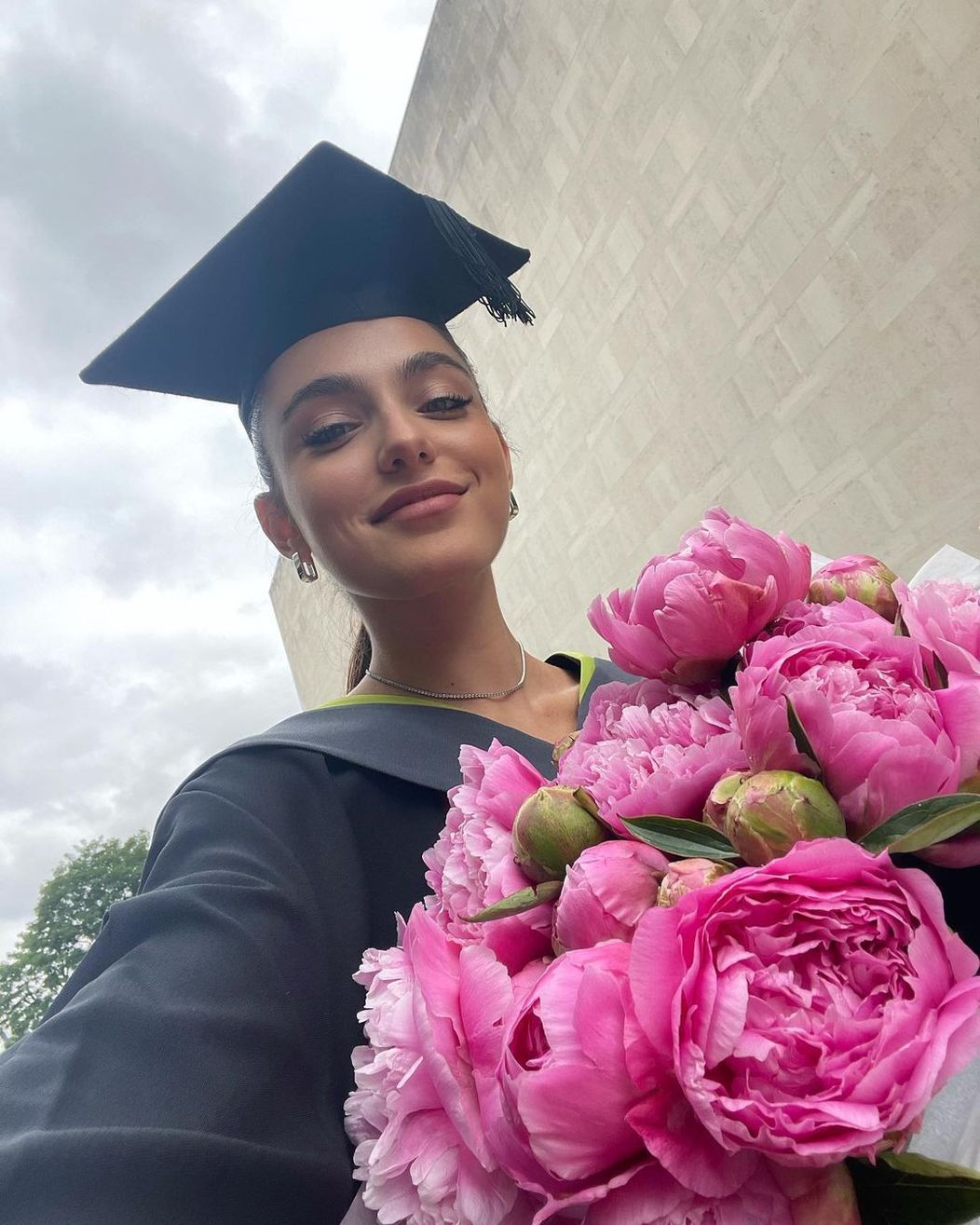Alexia Eram, după ceremonia de absolvire a facultății, în Londra, Marea Britanie