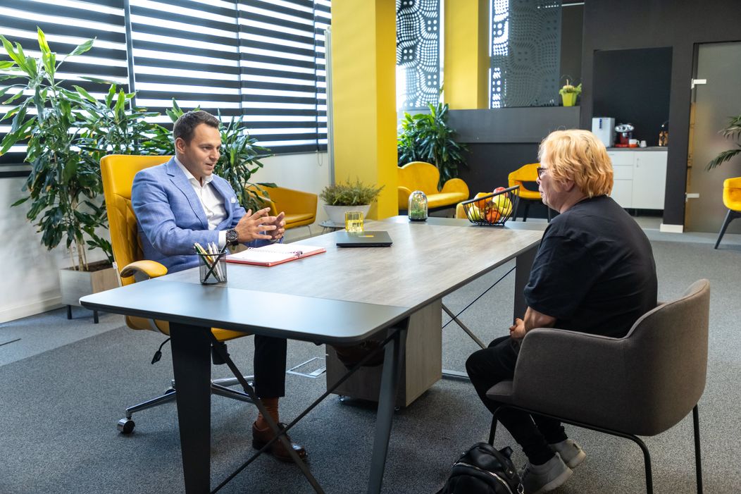 Șef sub acoperire, 21 noiembrie 2024. Misiunea a ajuns la final, iar șeful sub acoperire se întâlnește cu angajații cu care a lucrat. Claudia izbucnește în lacrimi când primește cadoul din partea lui (7)