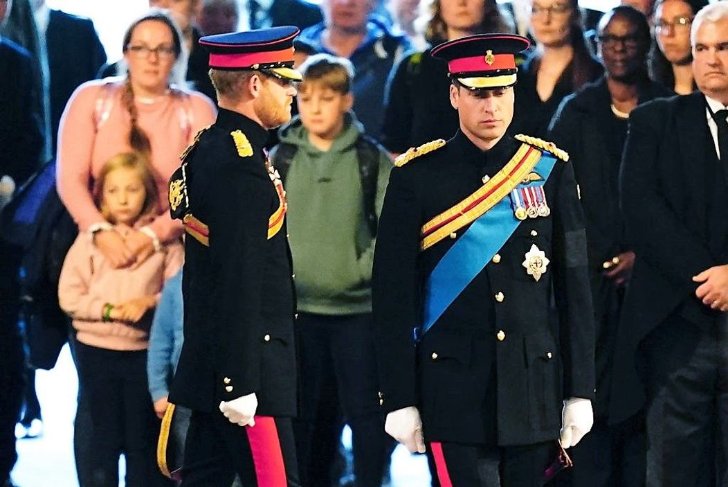 Frații William și Harry, nepoții Reginei, îmbrăcați ceremonios la priveghiul reinei de la Westminster Hall, Londra