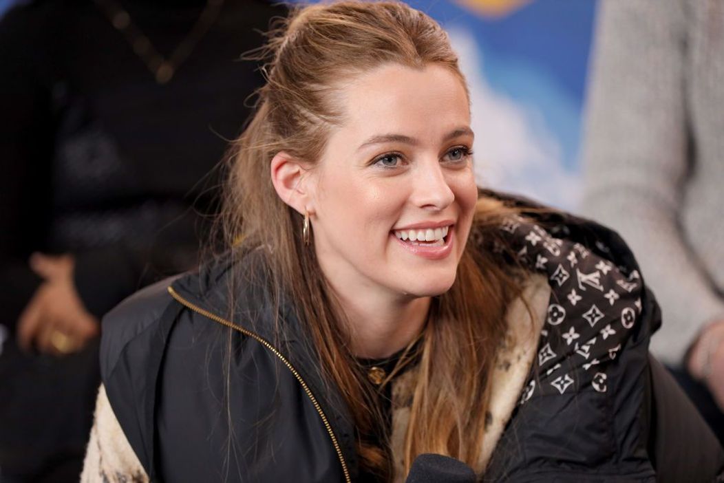 Riley Keough, nepoata lui Elvis Presely, are o meserie rară: moașă pentru moarte