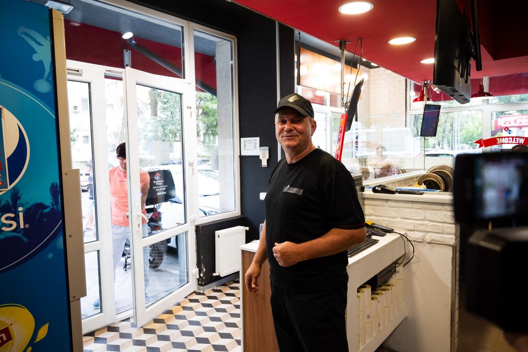 Șef sub acoperire, 21 noiembrie 2024. Șeful sub acoperire începe prima zi de muncă în calitate de livrator, la una dintre locațiile companiei. Acesta îl cunoaște pe Eugen Ene, livratorul c (2)