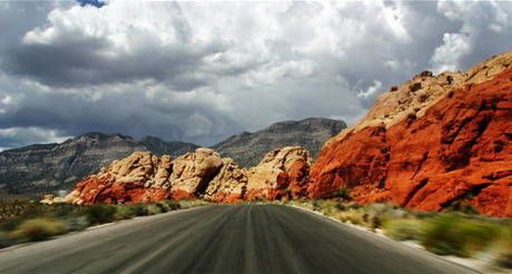 14. Red Rock Scenic Road - Statele Unite

The Red Rock Scenic Road parcurge Sedona Red Rock Country, tinut numit adesea "muzeul fara pereti". In cale intalnesti Monumentul National Castelul lui Montezuma, dar si Padurea Nationala Coconino.
