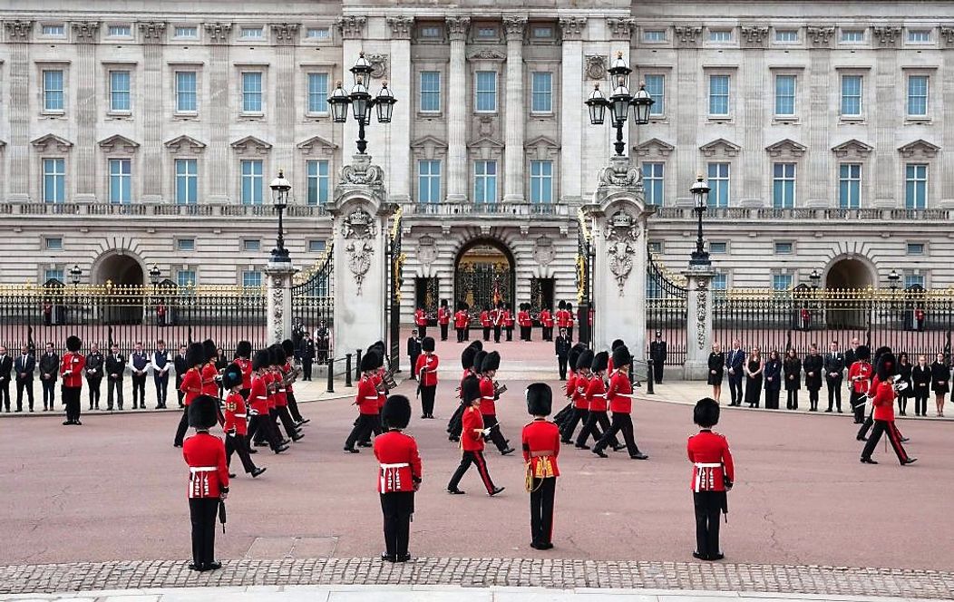 Garda Regală în fața Palatului Buckingham, în timpul ceremoniilor de rămas bun organizate în memoria Reginei Elisabeta a II-a