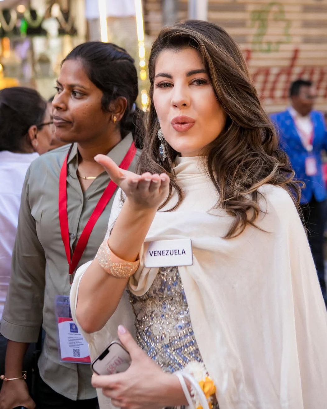 The historic streets of Hyderabad came alive with joy and tradition as the Miss World contestants were warmly welcomed by smiling vendors, artisans, and local residents, celebrating the spirit of global  (11)