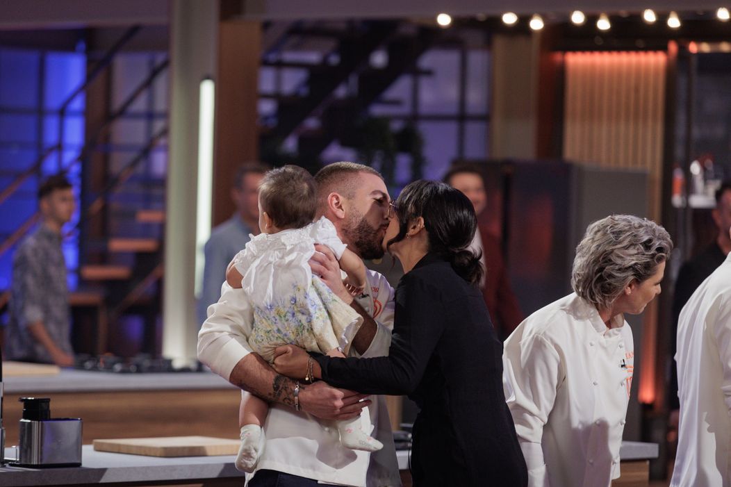 Finala MasterChef, 11 decembrie 2024. Finaliștii intră în bucătăria MasterChef, pregătiți să lupte pentru marele trofeu. Cei trei concurenți sunt copleșiți d (32)
