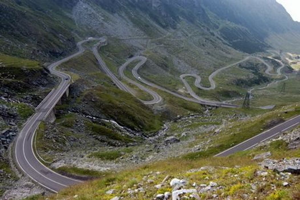 1. Transfagarasan - Romania  

"Bulevardul Caraptilor", care leaga Curtea de Arges de Sibiu, prin creierii muntilor, a fost inaugurat acum 38 de ani.  Cei 90 de kilometri ai acestui drum traverseaza zonele cele mai inalte ale Carpatilor Meridionali, fii