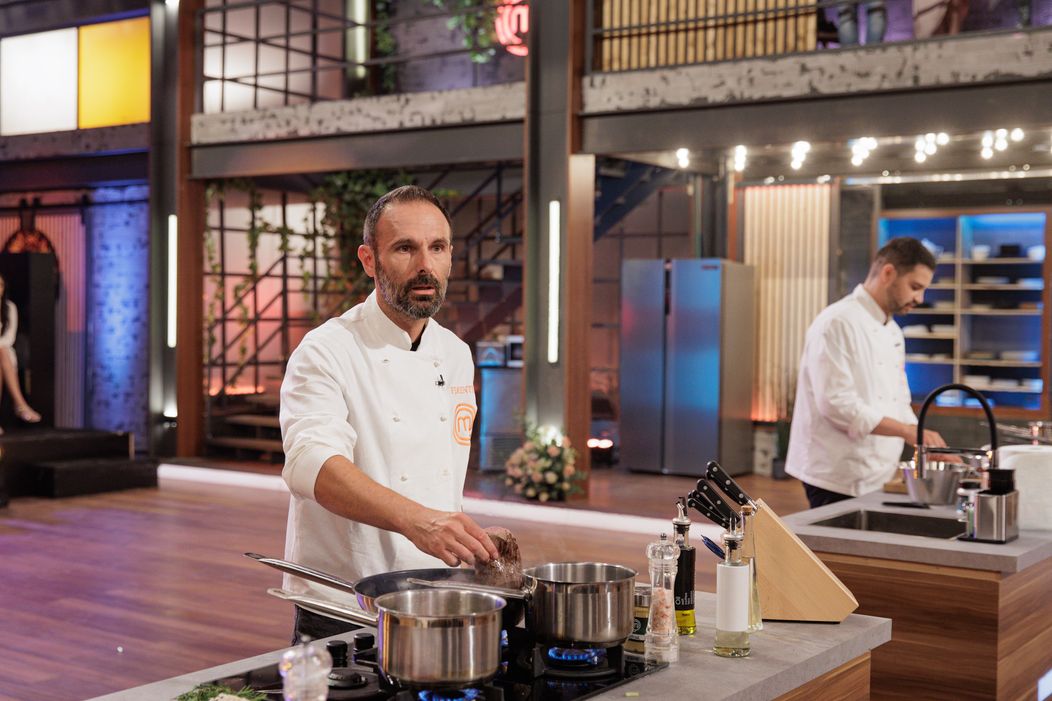Finala MasterChef România, 16 decembrie 2025. Proba felului principal le-a dat mari bătăi de cap concurenților. Preparatul lui Florentin Drăgoiu le-a atras încă din prima clipă atenția chefilor,  (7)