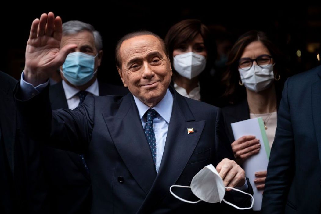 Silvio Berlusconi salută mulțimile