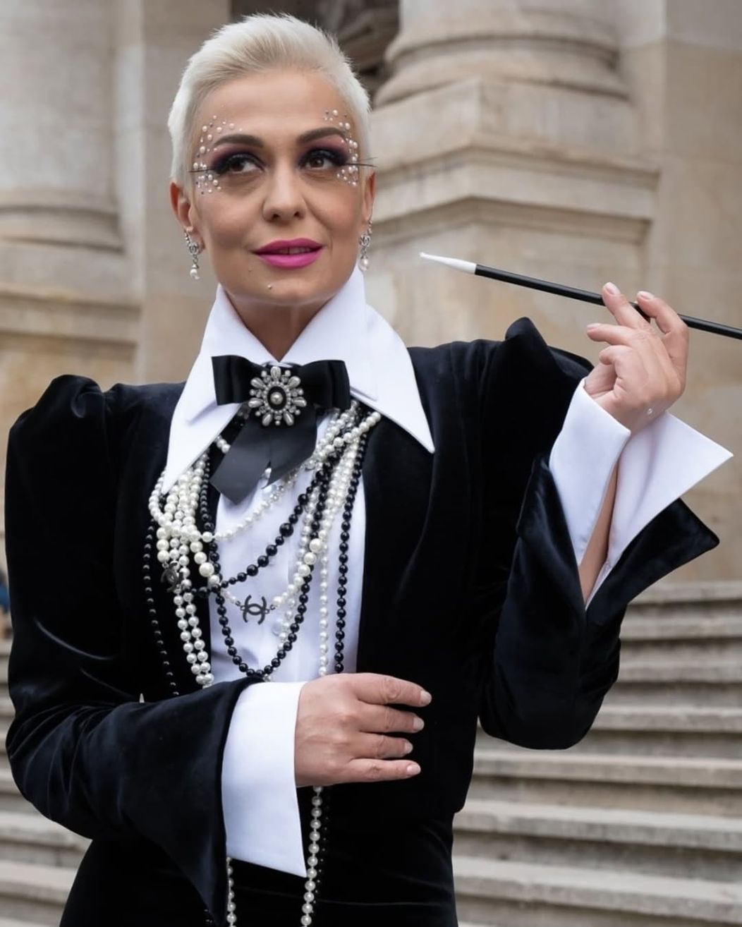 Caldă, dulce, talentată, frumoasă, educată..Definiția artistului!Despre VOCE.. pot scrie un rom