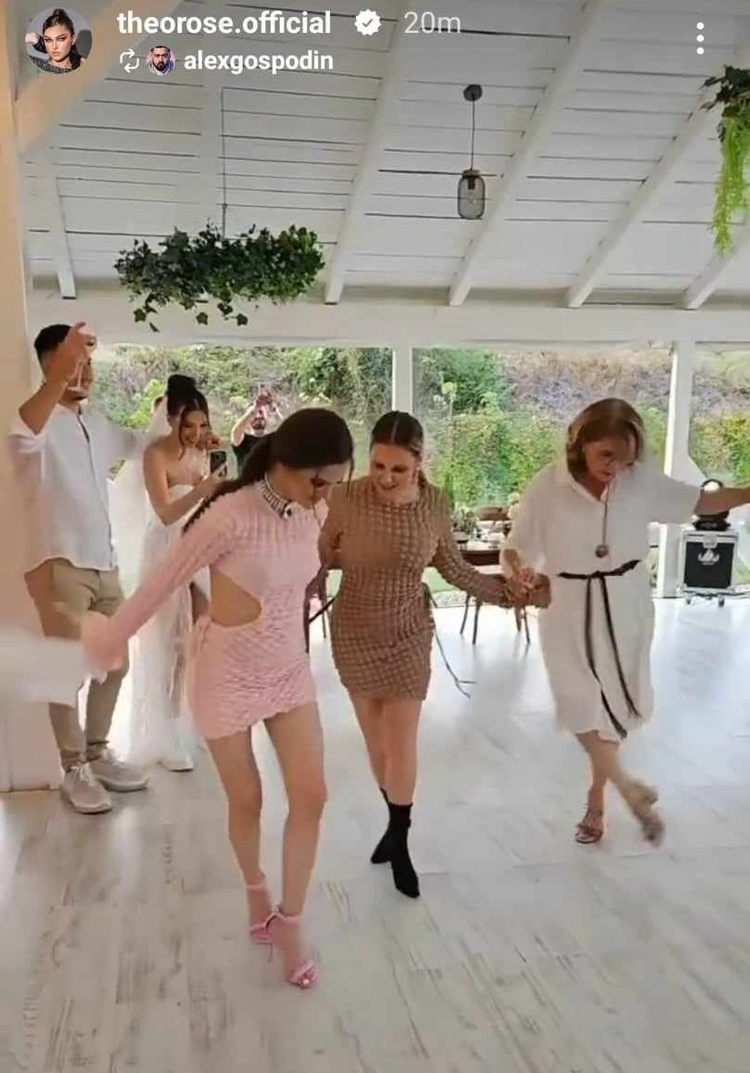 Theo Rose nașă de cununie, dansează la nuntă 