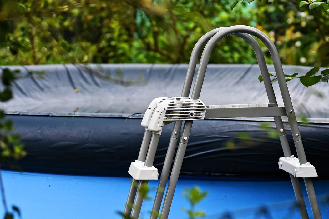 pool-4383113_1280