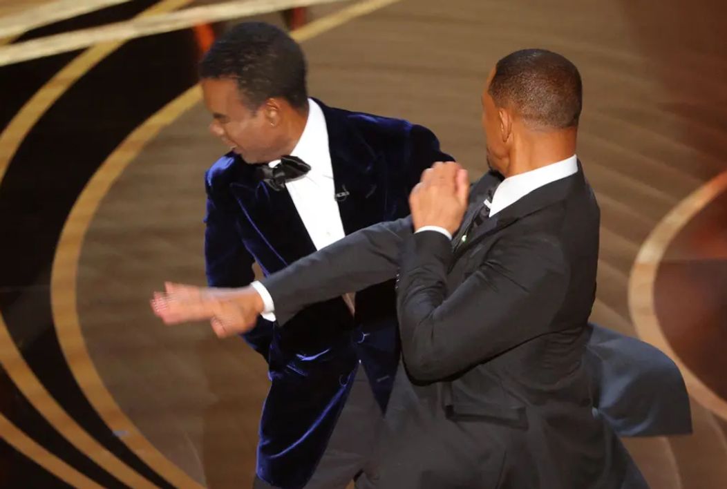 Chris Rock este lovit peste față de Will Smith la gala Oscar 2022