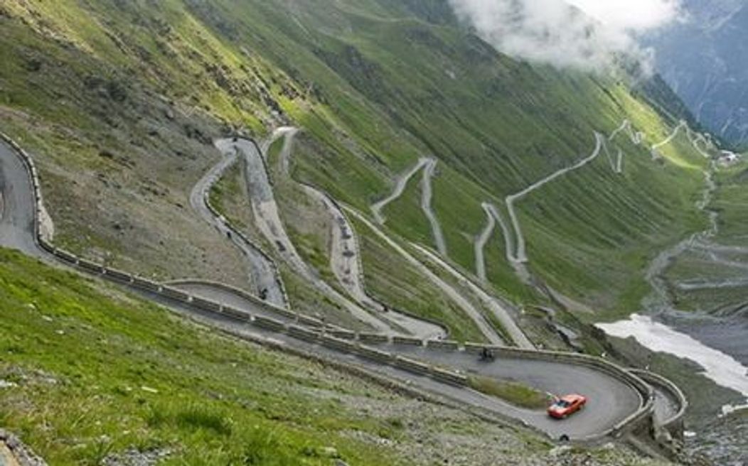 2. Stelvio Pass - Italia

Este al doilea cel mai inalt drum asfaltat din Alpi, aflat la o altitudine de aproximativ 2,700 de metri. Cuprinde 48 de viraje foarte stranse, extrem de provocatoare pentru soferi.