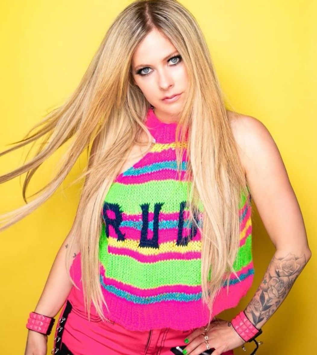 Galerie foto - Avril Lavigne nu a renunțat la imaginea de adolescentă  rebelă. Cum a fost surprinsă recent de paparazzi | PRO TV