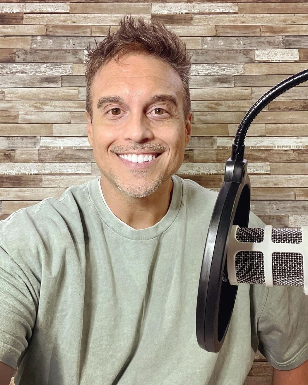 Joshua Broome, fost actor de filme XXX, e și realizator de podcasturi