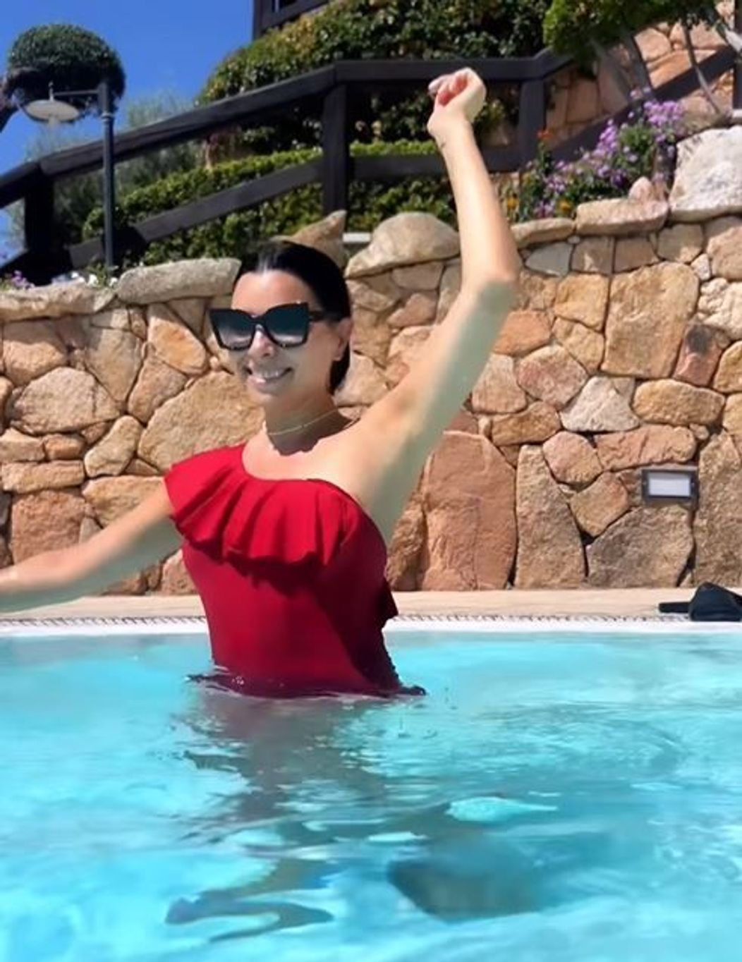 Corina Caragea în costum de baie, Sardinia, august 2023