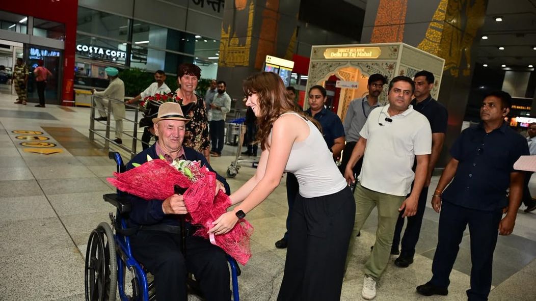 ✨ A heartwarming reunion in Delhi! 🤗Nicolle was all smiles as she welcomed her grandparents and cousin at the airport, fresh off their flight from Romania 🇷🇴✈️🇮🇳.After months apart, the hugs were tig (8)