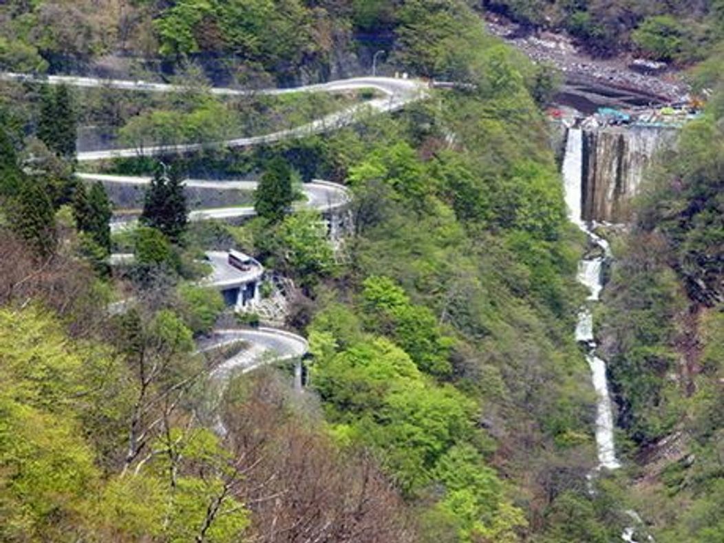 13. Iroha-zaka - Japonia

Iroha-zaka este un drum sinuos, cu 48 de curbe, care leaga provinciile Nikko si Oku-Nikko.


