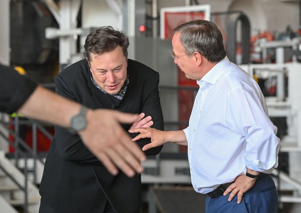 Elon Musk strangere mana