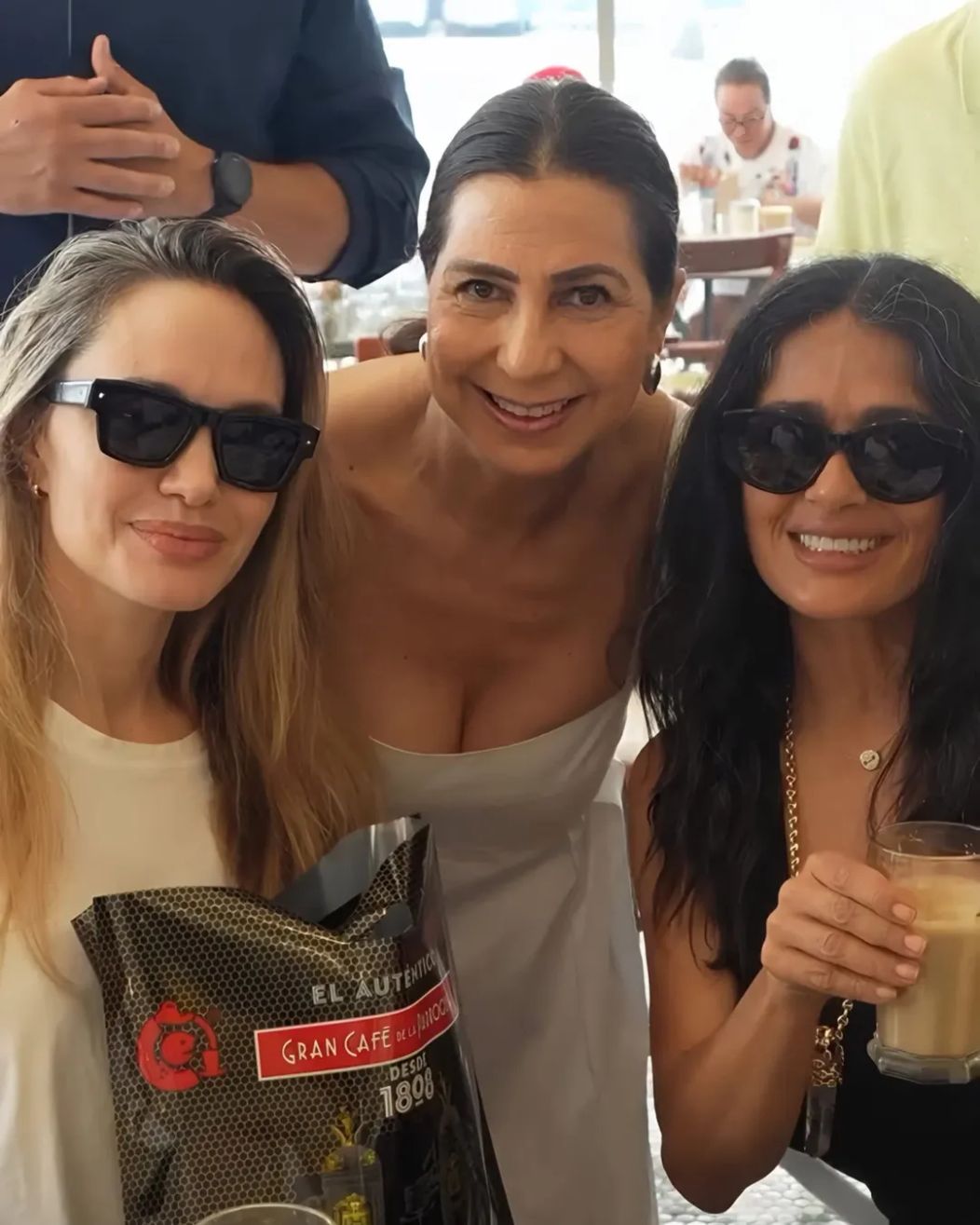 🆕 Angelina Jolie and Salma Hayek Pinault had their breakfast at Gran Cafe De La Parroquia in V
