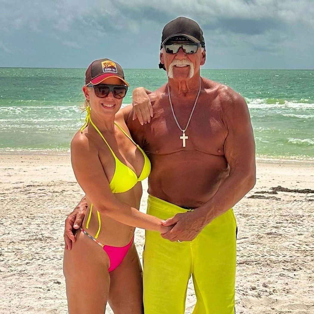 Hulk Hogan și Sky Daily s-au fotografiat împreună la plajă