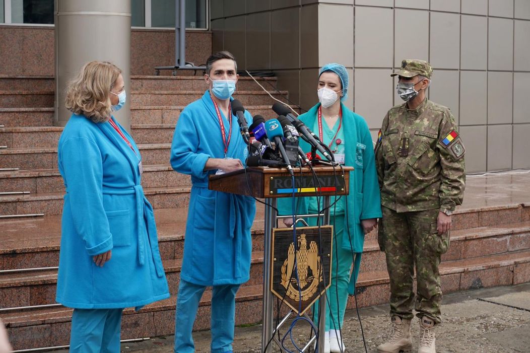 Cei care primesc ambele doze de vaccin anti-Covid pot renunța la măști în spații închise