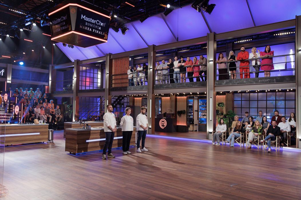 Finala MasterChef, 11 decembrie 2024. Finaliștii intră în bucătăria MasterChef, pregătiți să lupte pentru marele trofeu. Cei trei concurenți sunt copleșiți d (13)
