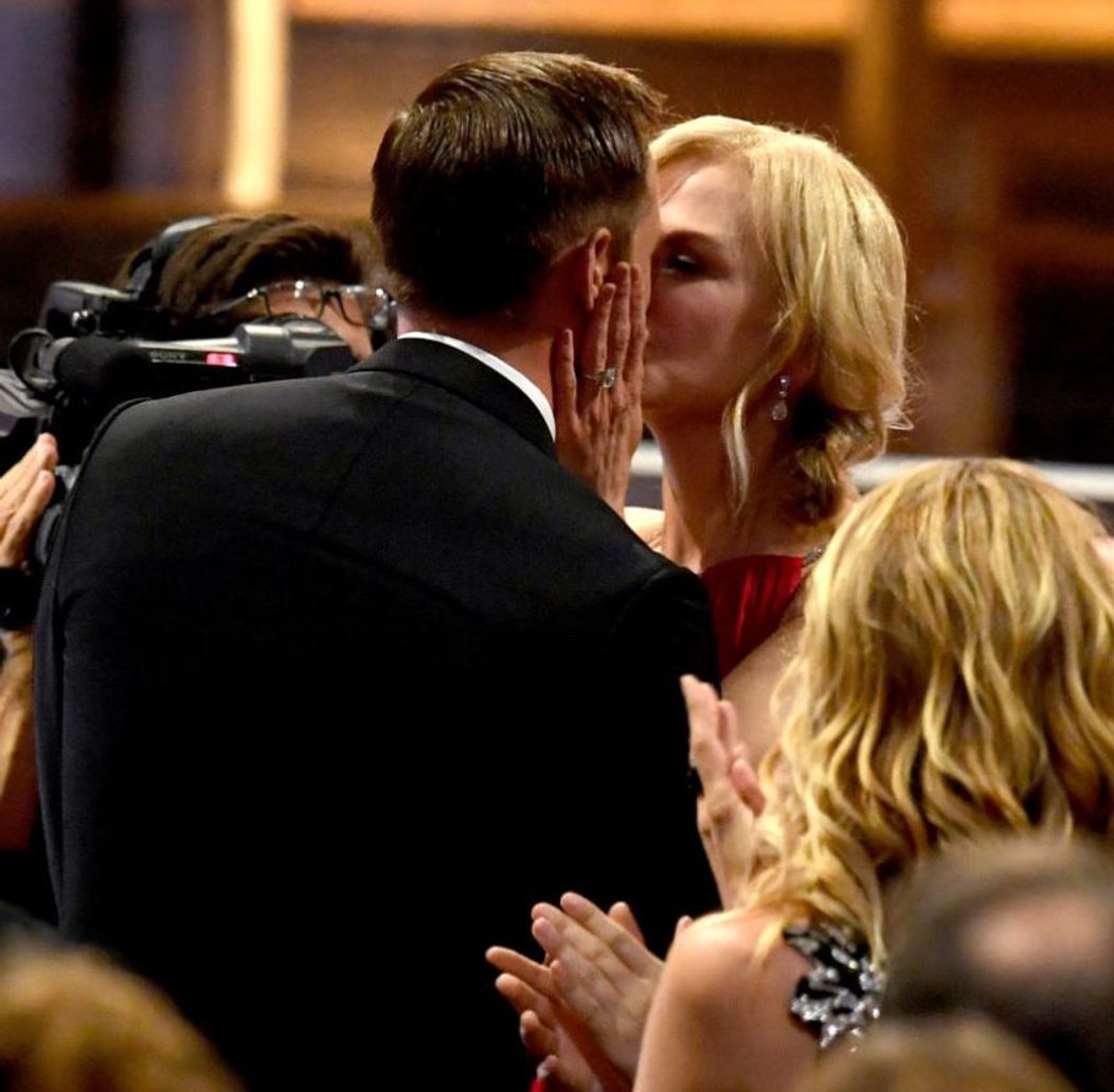 Nicole Kidman îl sărută pe Alexander Skarsgård. FOTO: Getty Images