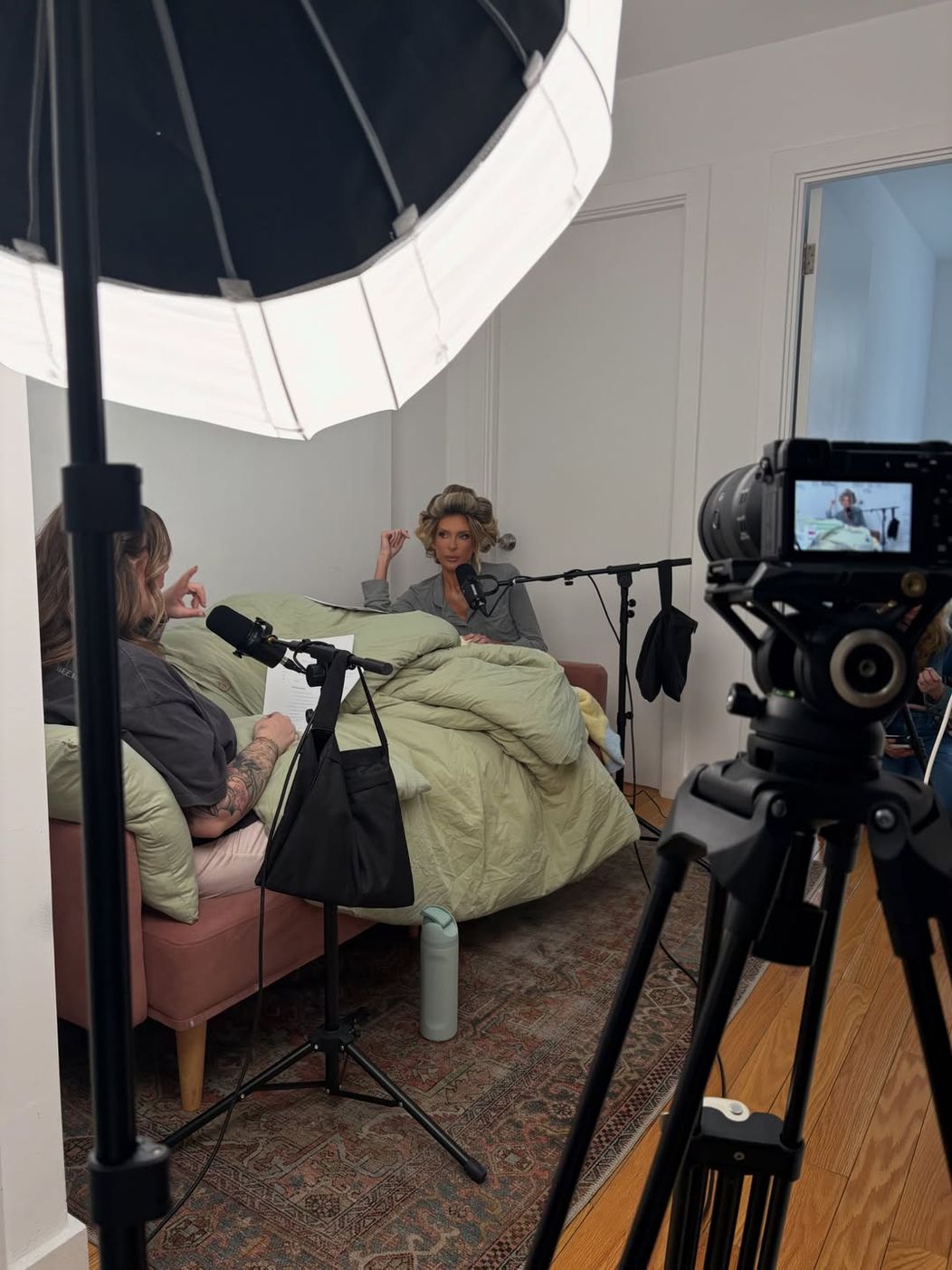 the life of a podcaster 🥯🎙️🗽🏆Spray Tan- @sistersunless_acworthHair- @hairandkaitlyn @aquaext (2)