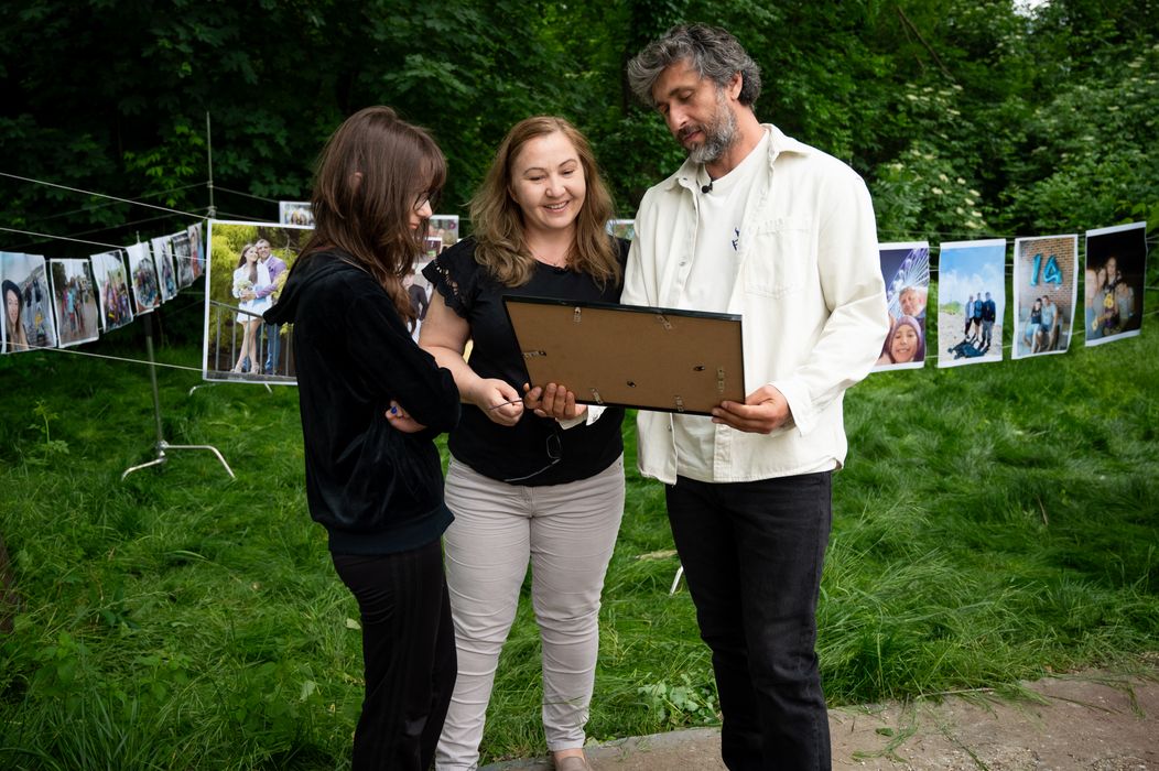 Titica și Dariana sunt surprinse cu o expoziție care se lasă cu lacrimi. Dragoș Bucur le prezintă, într-un mod un (7)