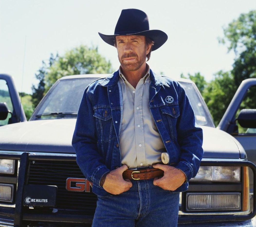 Chuck Norris pe platourile de filmare ale serialului Walker, polițist texan 