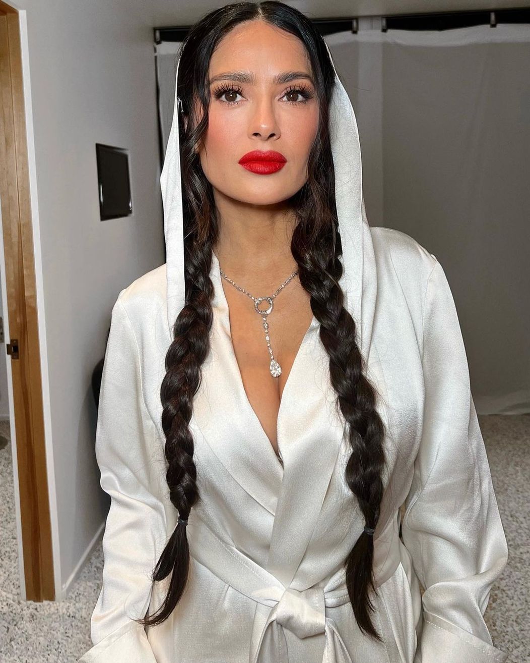 Salma Hayek intr-o tinuta alba 