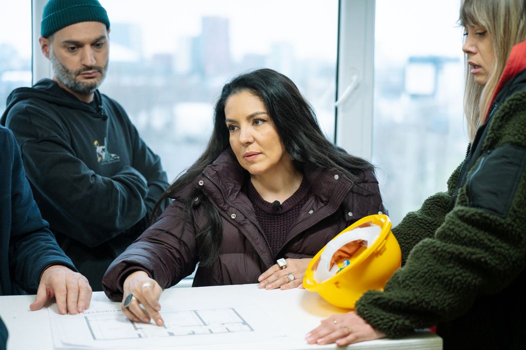 Visuri la Cheie, 15 aprilie 2026. Visuri la Cheie, 15 aprilie 2026. Arhitecții încep să gândească planul de renovare a apartamentului lui Dani. Cristina și Ștefana se întrec pentru a vedea cine va face came