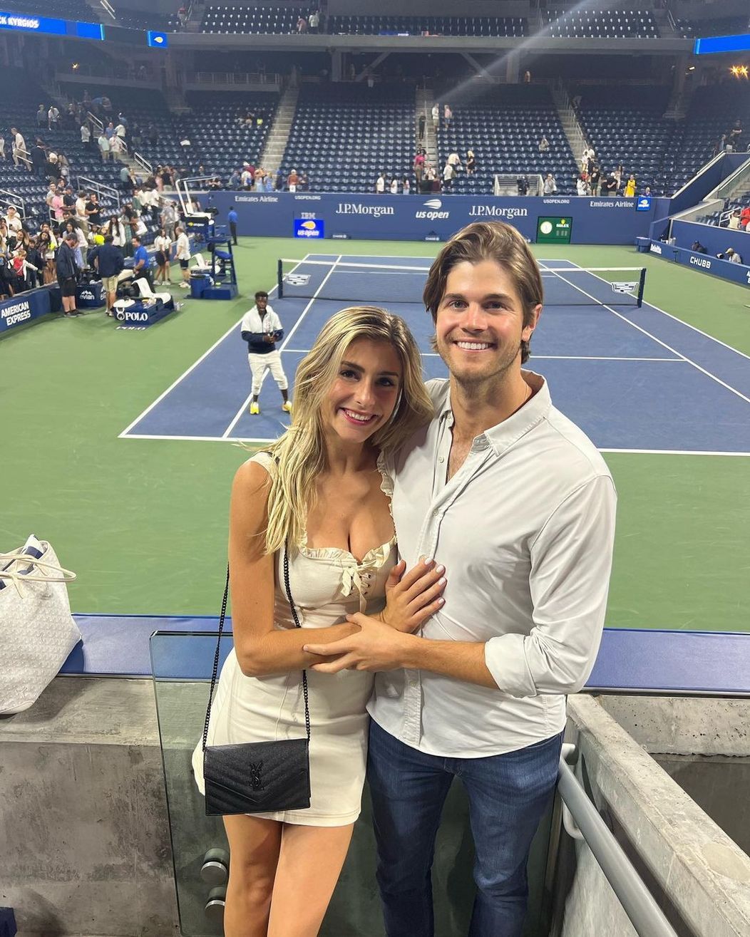 Megan Lucky și iubitul ei, în tribună la US Open 2022, zâmbesc în fața camerei foto