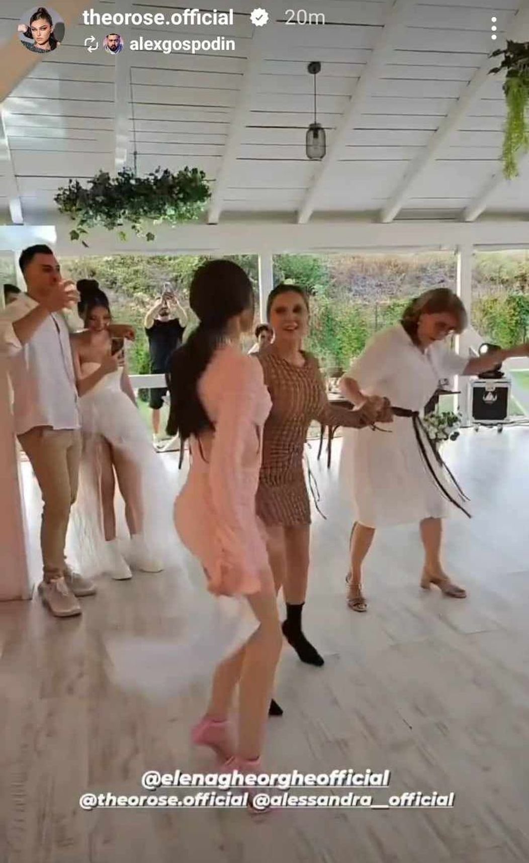 Theo Rose nașă de cununie, dansează la nuntă 