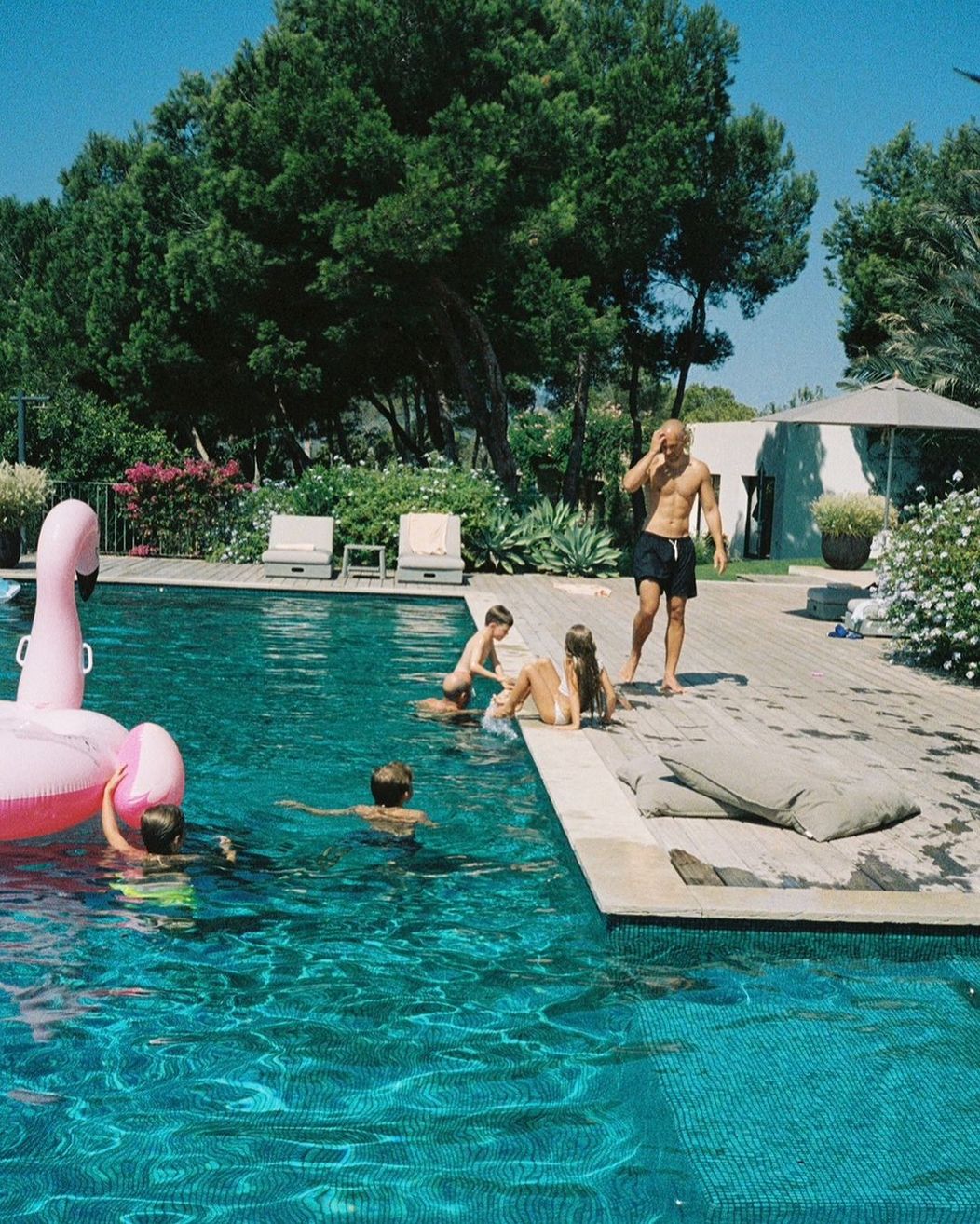 Jason Statham la piscina cu copiii