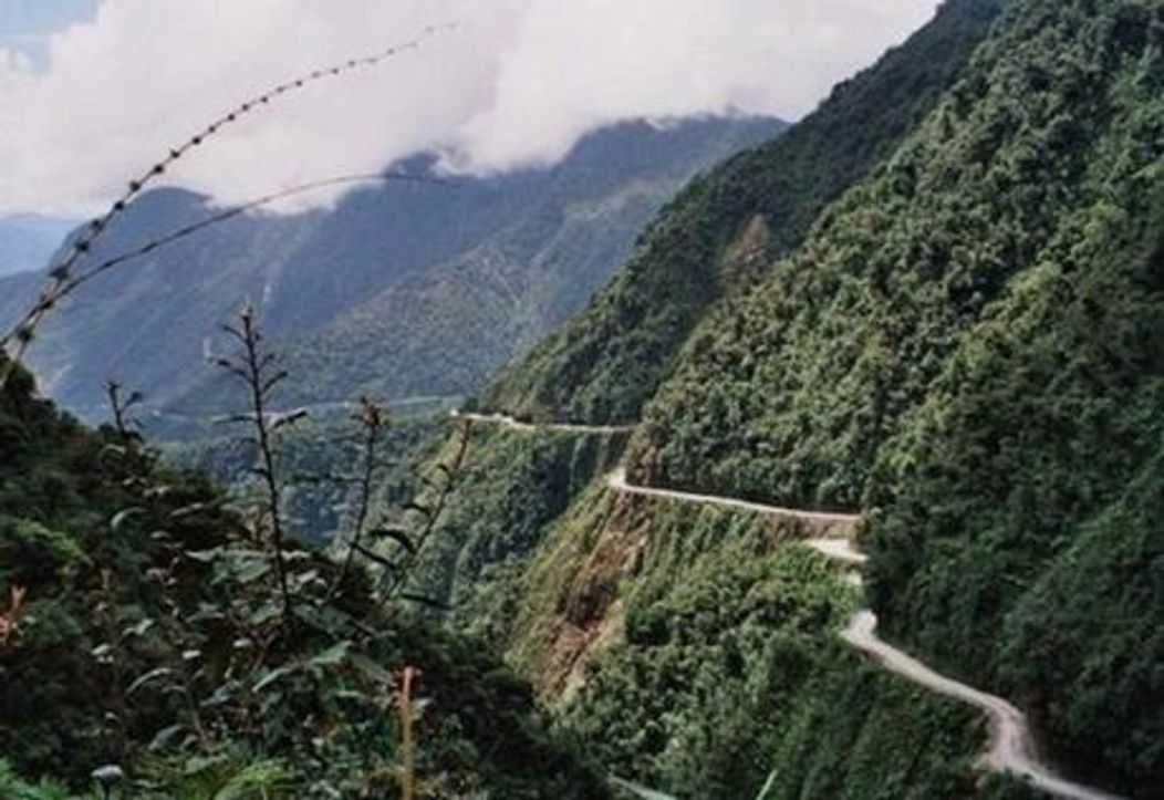 10. North Yungas "Road of Death" - Bolivia

"Drumul mortii" se intinde pe 70 de kilometri in Anzii bolivieni si leaga capitala La Paz de localitatea Coroico. In 1995 a fost numit cel mai periculos drum din lume - aici isi pierd viata in medie 250 de per