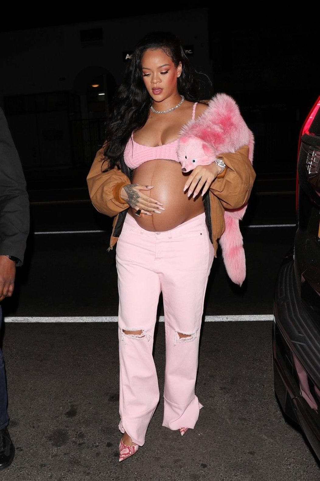 rihanna-cu-o-vulpe-roz-pe-umar-si-cu-burtica-la-vedere-intr-o-noua-tinuta-soc_6