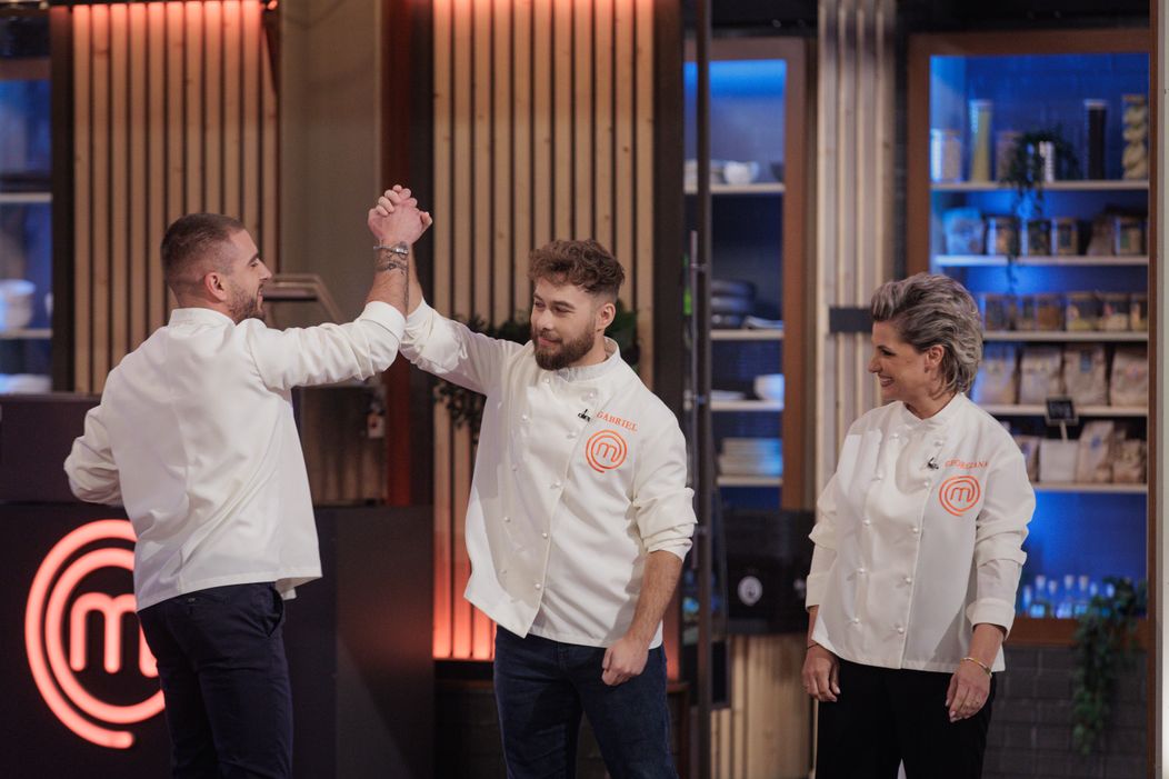 Finala MasterChef, 11 decembrie 2024. Finaliștii intră în bucătăria MasterChef, pregătiți să lupte pentru marele trofeu. Cei trei concurenți sunt copleșiți d (25)