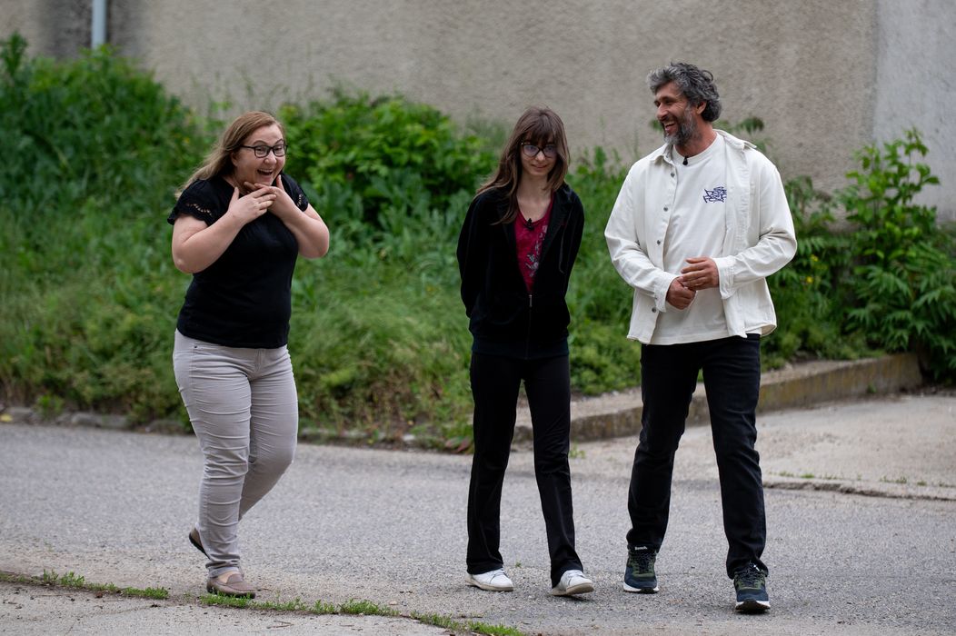 Titica și Dariana sunt surprinse cu o expoziție care se lasă cu lacrimi. Dragoș Bucur le prezintă, într-un mod un (8)