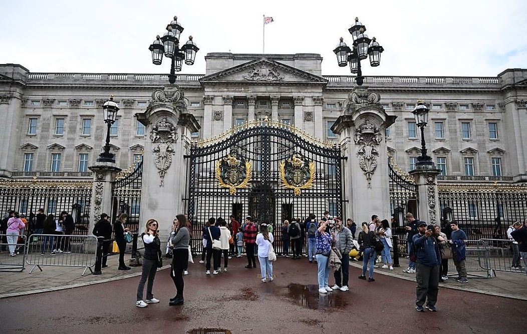 Turiști și locuitori ai Londrei s-au adunat în fața Palatului Buckingham pentru a-și declara atașamentul față de Regină și Familia regală