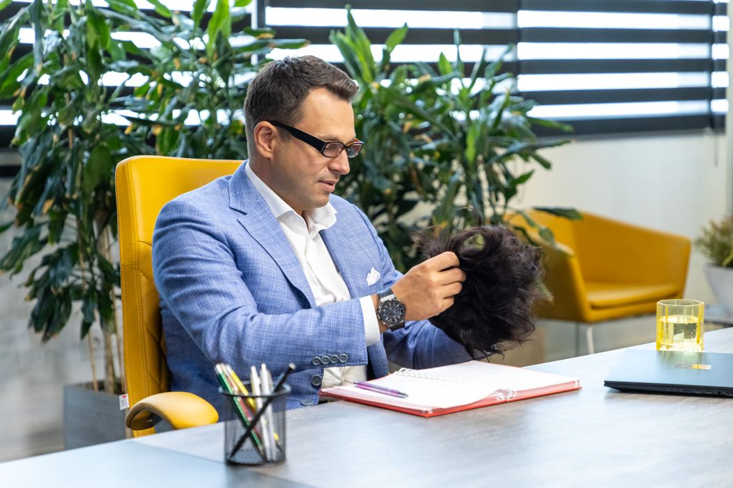 Șef sub acoperire, 21 noiembrie 2024. Eugen Ene, livratorul care a dormit în scările de bloc, este recompensat pentru munca depusă. Surpriza pe care i-a pregătit-o șeful sub acoperire îi ajută să își (7)
