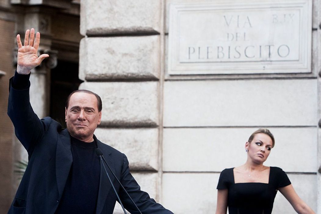 Silvio Berlusconi salută mulțimile