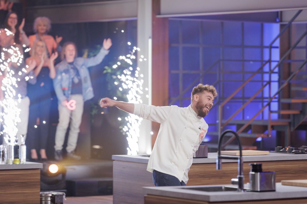Finala MasterChef, 11 decembrie 2024. Finaliștii intră în bucătăria MasterChef, pregătiți să lupte pentru marele trofeu. Cei trei concurenți sunt copleșiți d (23)