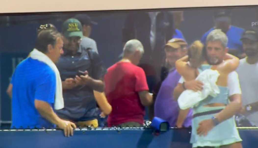 Sara Bejlek este felicitată de antrenorul ei după o partidă câștigată la US Open 2022