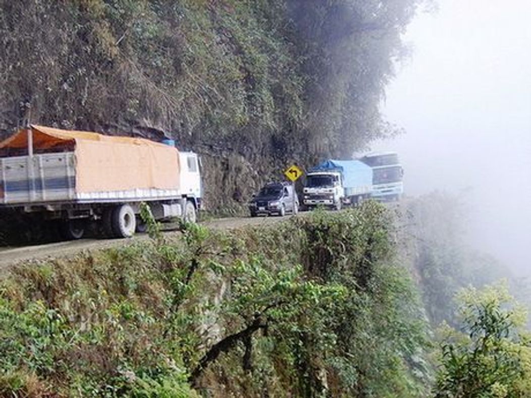 10. North Yungas "Road of Death" - Bolivia

"Drumul mortii" se intinde pe 70 de kilometri in Anzii bolivieni si leaga capitala La Paz de localitatea Coroico. In 1995 a fost numit cel mai periculos drum din lume - aici isi pierd viata in medie 250 de per