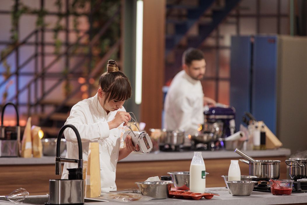 Finala MasterChef România, 16 decembrie 2025. Începe proba desertului, cea care poate decide totul. Emoțiile finaliștilor ating cote maxime atunci când Florin Dumitrescu pune trofeul pe bancul fiec (1)