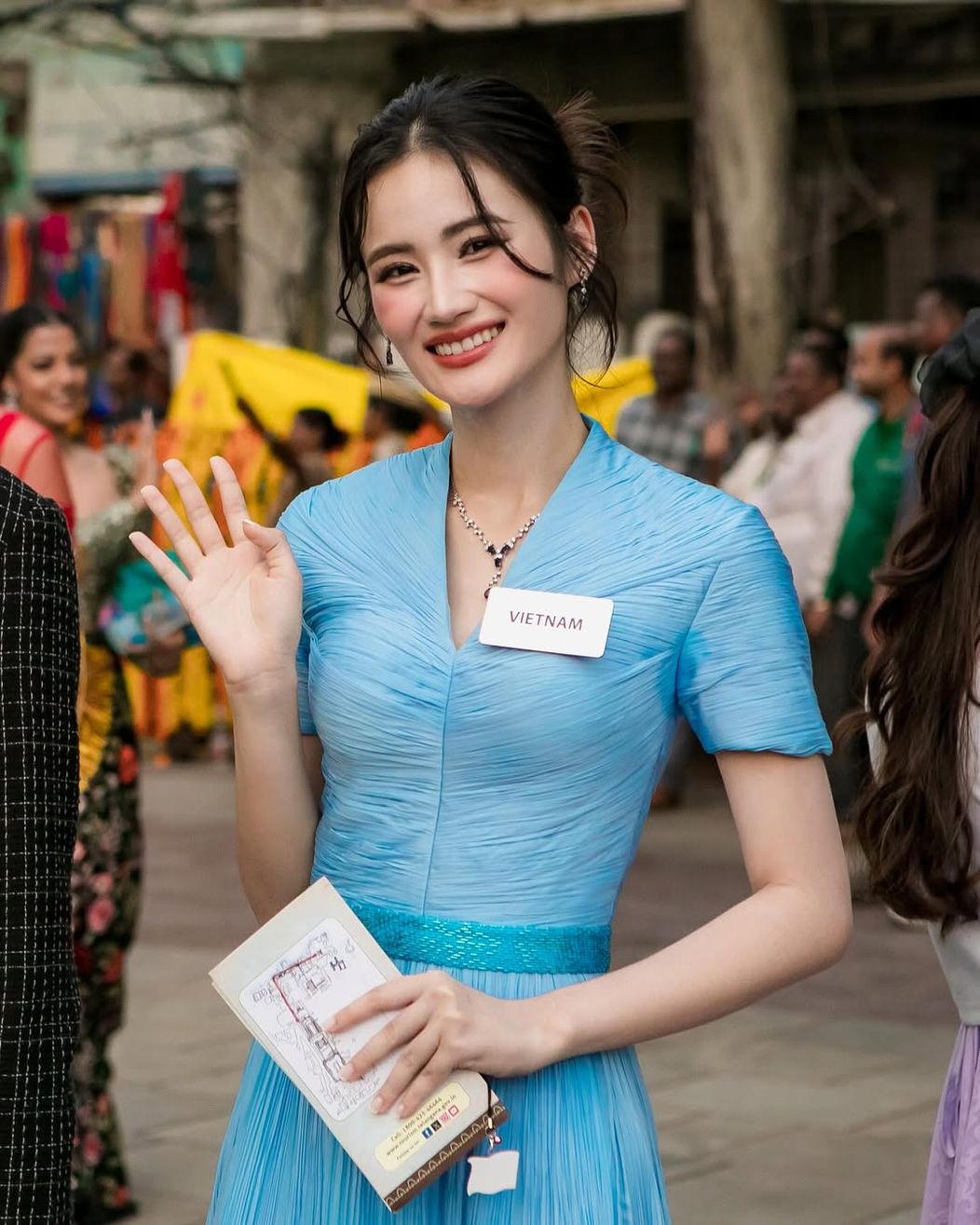The historic streets of Hyderabad came alive with joy and tradition as the Miss World contestants were warmly welcomed by smiling vendors, artisans, and local residents, celebrating the spirit of global u (7)