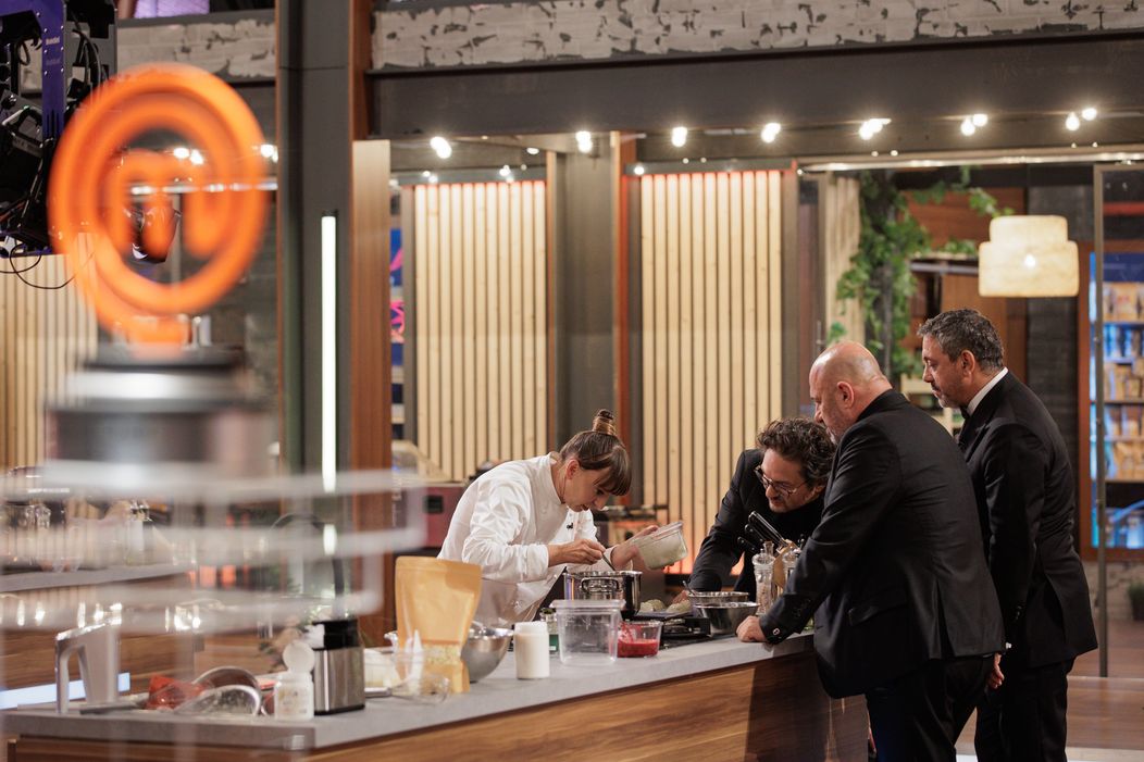 Finala MasterChef România, 16 decembrie 2025. Începe proba desertului, cea care poate decide totul. Emoțiile finaliștilor ating cote maxime atunci când Florin Dumitrescu pune trofeul pe bancul fi (16)